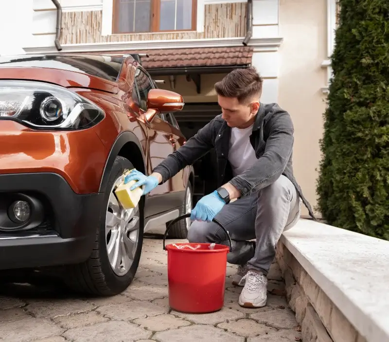 Lavage auto à domicile Saint-Julien-les-Villas : professionnel intervenant sur un véhicule
